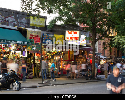 Scène de rue, St Mark's Place, NYC Banque D'Images