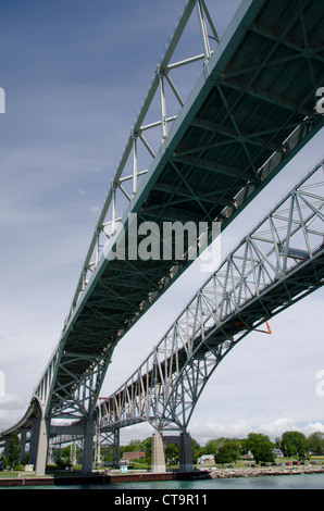 Michigan, Port Huron. Rivière St. Claire entre le lac Huron et le lac Érié. Pont Blue Water entre Etats-Unis et le Canada. Banque D'Images