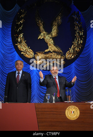 Le nouveau président élu Mohamed Morsi assiste à une cérémonie de remise des diplômes à l'Académie de Police. Banque D'Images