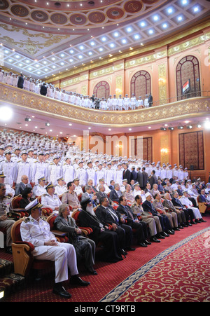 Le nouveau président élu Mohamed Morsi assiste à une cérémonie de remise des diplômes à l'Académie de Police. Banque D'Images