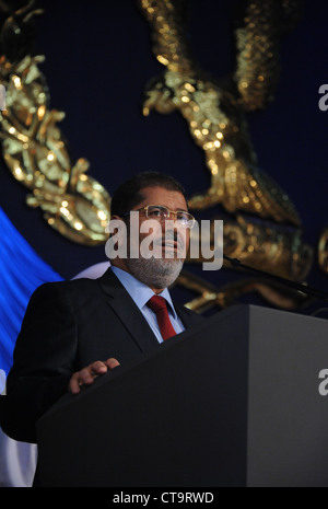 Le nouveau président élu Mohamed Morsi assiste à une cérémonie de remise des diplômes à l'Académie de Police. Banque D'Images