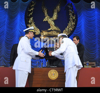 Le nouveau président élu Mohamed Morsi assiste à une cérémonie de remise des diplômes à l'Académie de Police. Banque D'Images