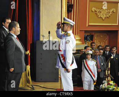 Le nouveau président élu Mohamed Morsi assiste à une cérémonie de remise des diplômes à l'Académie de Police. Banque D'Images