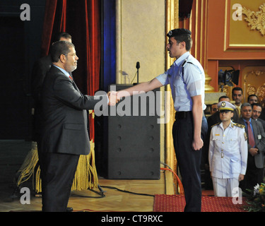 Le nouveau président élu Mohamed Morsi assiste à une cérémonie de remise des diplômes à l'Académie de Police. Banque D'Images