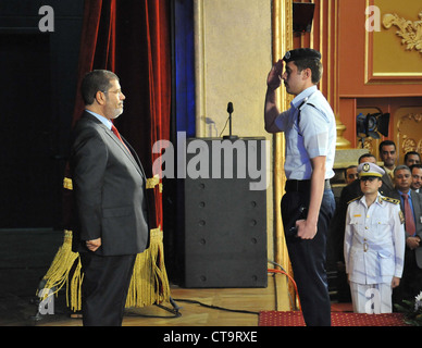 Le nouveau président élu Mohamed Morsi assiste à une cérémonie de remise des diplômes à l'Académie de Police. Banque D'Images