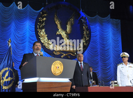 Le nouveau président élu Mohamed Morsi assiste à une cérémonie de remise des diplômes à l'Académie de Police. Banque D'Images