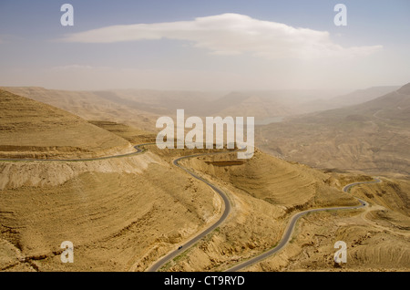 La route serpente le long du Wadi Mujib en Jordanie Banque D'Images