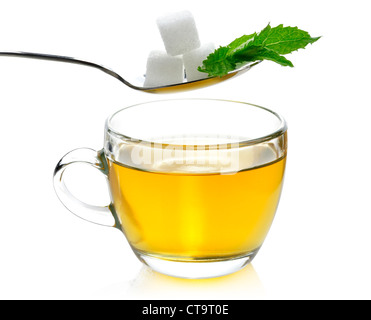 Tasse en verre de thé vert avec du sucre et de la Menthe Banque D'Images