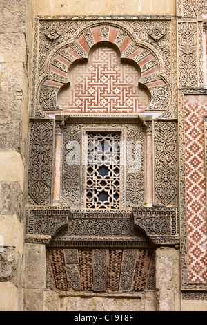 Décoration islamique sur une façade de la Mezquita (Cathédrale de Sainte Marie de l'Assomption) à Cordoba, en Espagne. Banque D'Images