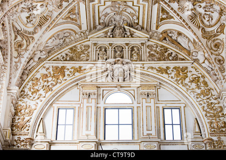 La section supérieure de l'ornementation de la renaissance de la cathédrale Mezquita de Cordoue, Espagne. Banque D'Images