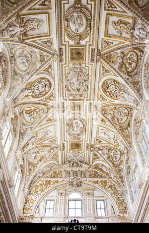 Le style Renaissance italienne ornée plafond de la cathédrale Mezquita de Cordoue, Espagne en intérieur. Banque D'Images