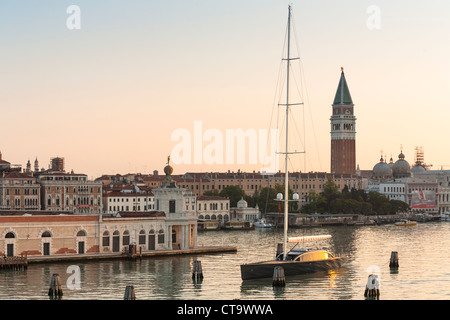 La Maison des Douanes, Dogana di Mare, et le Campanile, Venise, Italie Banque D'Images