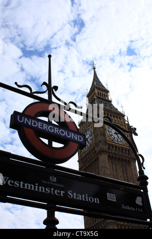 Tour de l'horloge et underground sign Banque D'Images