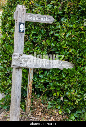 Inscrivez-comique sur la côte sud-ouest de l'Angleterre chemin près de Combe Martin pointant à l'autre chemin et décors Banque D'Images