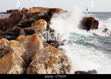 Brise-lames à Grand Marais, Minnesota, sur le lac Supérieur, avec quelques vagues. Banque D'Images