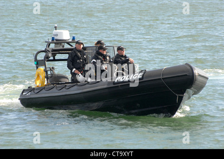 Portsmouth 15 juillet 2012. Un bateau de la police maritime patrouille de sécurité pendant l'événement de la flamme olympique. Portsmouth, Angleterre, Banque D'Images