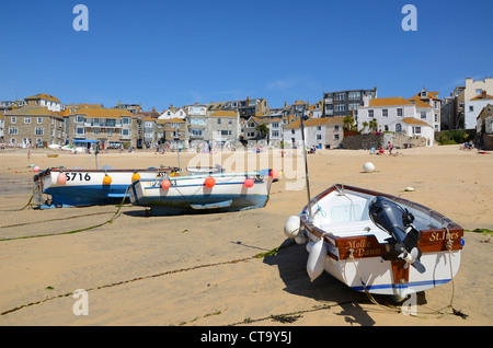 Petits bateaux de pêche amarrés sur la plage à St Ives en Cornouailles, Royaume-Uni Banque D'Images