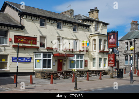 Le Wellington pub - fermé et de laisser - sur Market Street, Dalton-in-Furness Cumbria, Angleterre, Royaume-Uni Banque D'Images