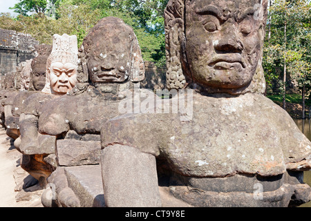 Asuras statues dans Angkor Thom au Cambodge Banque D'Images