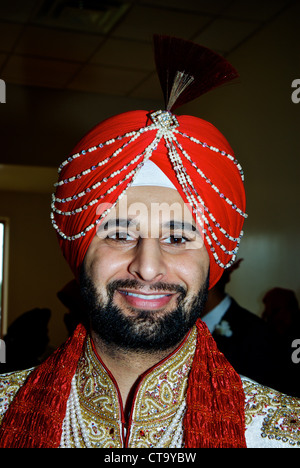Mariage indien traditionnel est marié turban rouge cérémonie spéciale tenue tête décorations perlées robes blanches foulard perles Banque D'Images