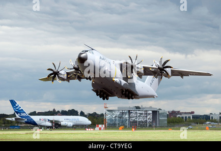 Airbus A400M, avion de transport militaire tactique décollant à Farnborough Airshow 2012 Banque D'Images