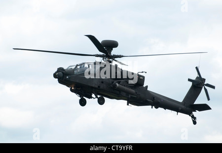 Hélicoptère de combat Apache volant à Farnborough Airshow 2012 Banque D'Images