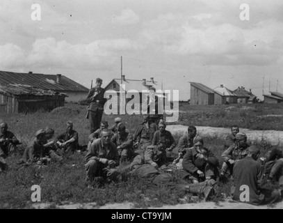 Prisonniers de guerre russes sous bonne garde par des soldats allemands Nazis PENDANT LA DEUXIÈME GUERRE MONDIALE Russie village campagne Banque D'Images
