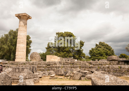 Une ancienne colonne dans le Temple de Zeus, à Olympie, Grèce Banque D'Images