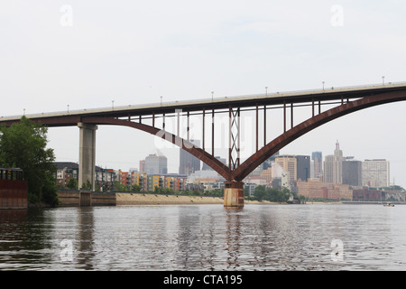 Le Saint Paul, Minnesota skyline vus de la rivière Mississippi. Banque D'Images