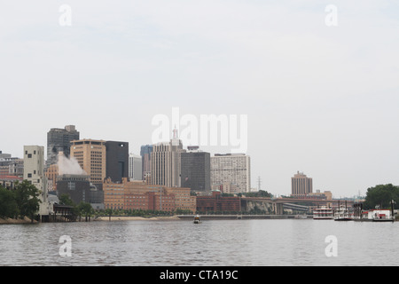 Le Saint Paul, Minnesota skyline vus de la rivière Mississippi. Banque D'Images