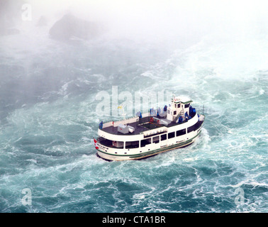 Un ferry depuis le Maid of the Mist en bateau sous les chutes du Niagara Banque D'Images