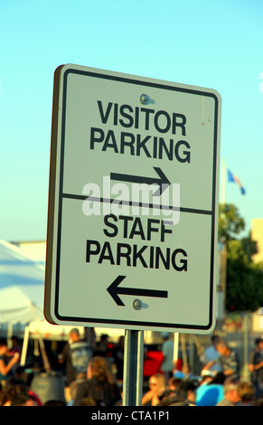 Un visiteur et le personnel parking sign Banque D'Images