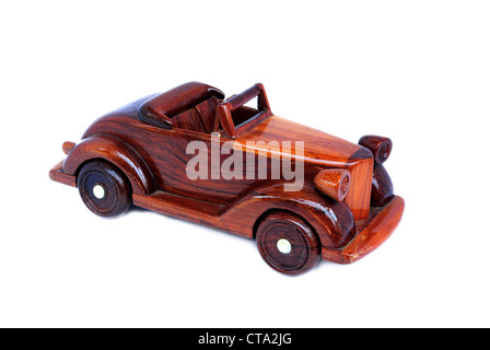 Voiture jouet en bois. Isolé sur blanc. Le bolide Banque D'Images