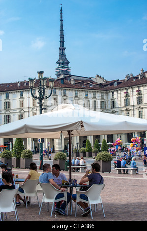 Europe Italie Piémont Turin Piazza Vittorio Veneto bar pour un apéritif sur la place Banque D'Images