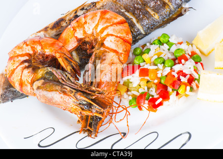 Crevettes géantes avec des poissons de mer. Banque D'Images