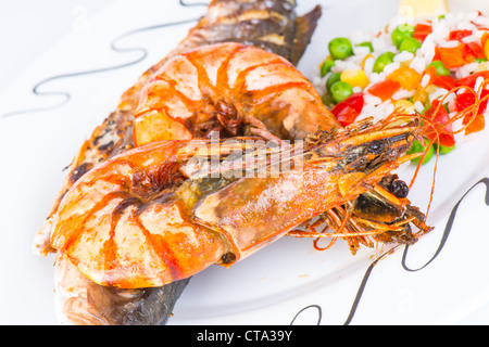 Crevettes géantes avec des poissons de mer. Banque D'Images