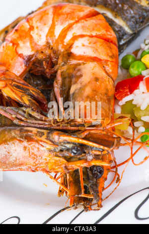 Crevettes géantes avec des poissons de mer. Banque D'Images