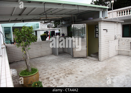 C'est une photo d'un stockage sur un toit-terrasse à Hong Kong. La terrasse est en rénovation. C'est un travail en cours, il n'y a pas de 600x600 Banque D'Images