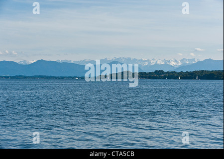 Vue sur le Lac de Starnberg le les Alpes, Tutzing, Bavière, Allemagne Banque D'Images