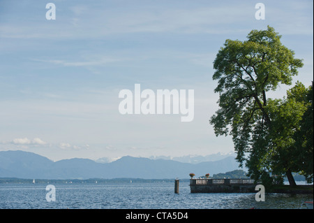 Vue sur le lac de Starnberg dans les Alpes, Tutzing, Bavière, Allemagne Banque D'Images