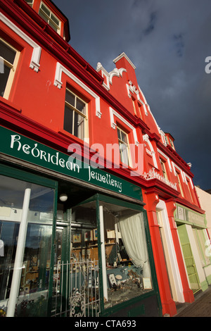 Ville de Stornoway, Lewis. Vue pittoresque de soirée artisanat et boutiques d'rue Cromwell de Stornoway. Banque D'Images