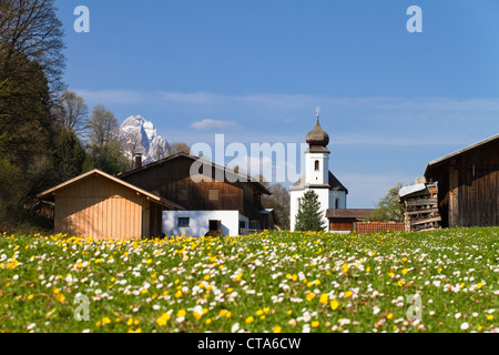 Eglise de Saint Anna avec Waxenstein mountain en arrière-plan, Wamberg, Werdenfelser Land, Haute-Bavière, Allemagne Banque D'Images