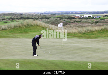 Des golfeurs sur le nouveau Trump International Golf Links course dans l'Aberdeenshire, Ecosse, Royaume-Uni. L'homme d'affaires Donald Trump. Banque D'Images