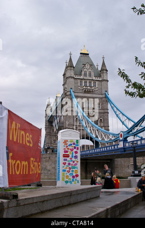 'Bienvenue à Londres' sculpture d'une K6 téléphone GPO Box par London & Partners, BT ArtBox scheme, Tower Bridge, Londres, Angleterre Banque D'Images