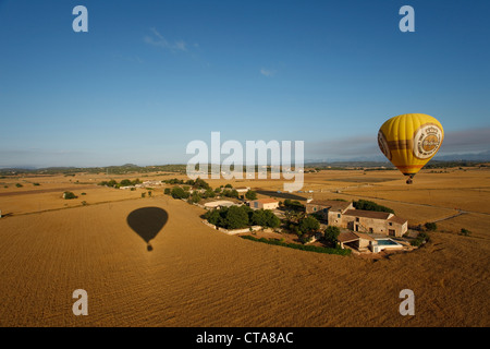 Vol en montgolfière au-dessus des champs et une ferme, lisse Es Pla, Majorque, Iles Baléares, Espagne, Europe Banque D'Images