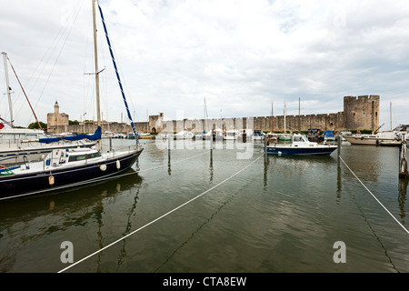 Bateaux à voile à Marina, les murailles de la ville en arrière-plan, Aigues-Mortes, Gard, Languedoc-Roussillon, France Banque D'Images