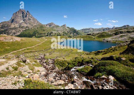 Lac Roumassot, Pic du Midi d'Ossau en arrière-plan, vallée d'Ossau, Pyrénées françaises, Pyrénées-Atlantiques, Aquitaine, France Banque D'Images