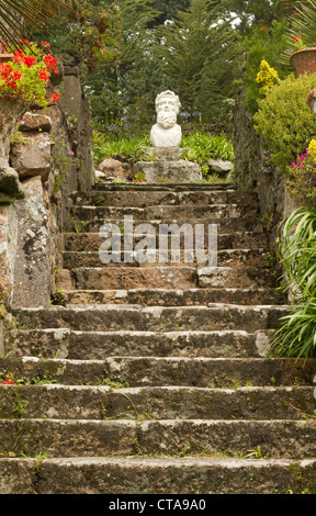 Jardins de l'abbaye de Tresco Neptune's étapes menant à la proue du navire S.S. de la Tamise. Banque D'Images