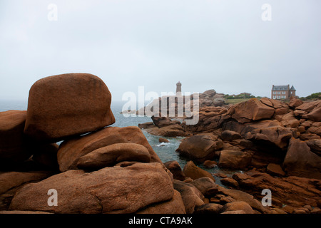 Leuchtturm près de Ploumanach, côte de granit rose, Perros-Guirec, Côtes-d'Armor, Bretagne, France Banque D'Images