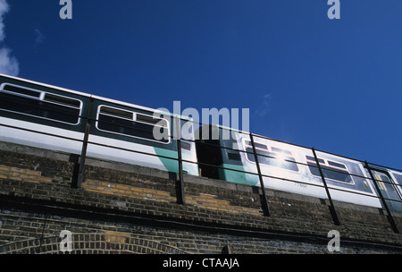 British Rail train traversant le sud du pont à Peckham Rye, Londres, Angleterre, Royaume-Uni Banque D'Images